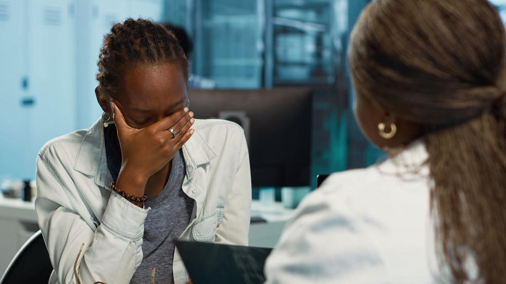 Femme en détresse émotionnelle lors d’une consultation avec une psychologue – soutien en santé mentale